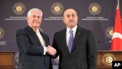 Menlu Turki Mevlut Cavusoglu (kanan), berjabat tangan dengan Menlu AS Rex Tillerson (kiri) seusai konferensi pers bersama menyusul pertemuan mereka di Ankara, Turki, 16 Februari 2018.