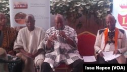 Le délégué général du FESPACO, Ardiouma Soma, et ses collaborateurs lors d'une conférence de presse à Ouagadougou le 16 janvier 2017.