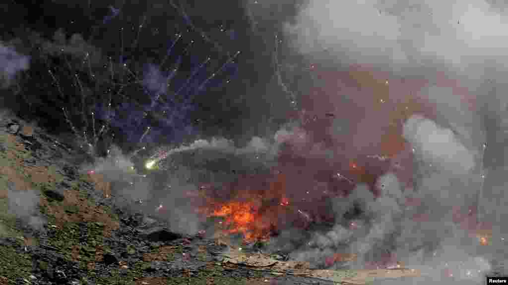 Kembang api yang disita dari vendor ilegal sebelum liburan Tahun Baru dihancurkan oleh polisi, di Lima, Peru, 29 Desember 2016.