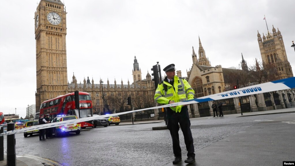 在发生枪击后伦敦警察封锁英国议会广场。（2017年3月22日）