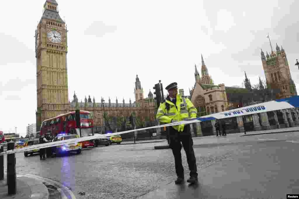 Dan sanda Birtaniya tsaye ya na gadin hanyar da aka kai harin London. Rana: 22 Maris 2017