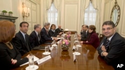 Menlu AS John Kerry (nomor empat dari kiri) bertemu dengan anggota Koalisi Oposisi Suriah di Kediaman Dubes AS di London (22/10).