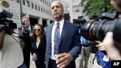 Former New Orleans Mayor Ray Nagin leaves federal court with his wife Seletha Nagin after being sentenced in New Orleans, July 9, 2014. 