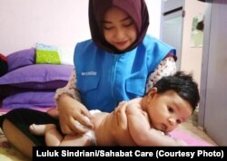 ILUSTRASI - Seorang bidan yang tergabung dalam Sahabat Care sedang memberi layanan perawatan bayi di Palu. (Foto: Luluk Sindriani/Sahabat Care)