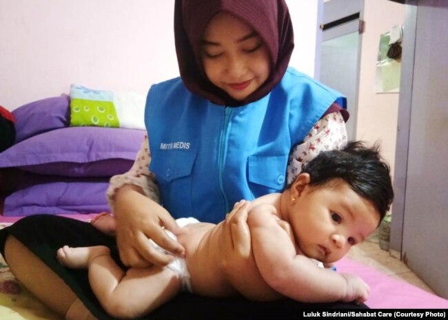 Seorang bidan yang tergabung dalam Sahabat Care sedang memberi layanan perawatan bayi di Palu. (Foto: Luluk Sindriani/Sahabat Care)