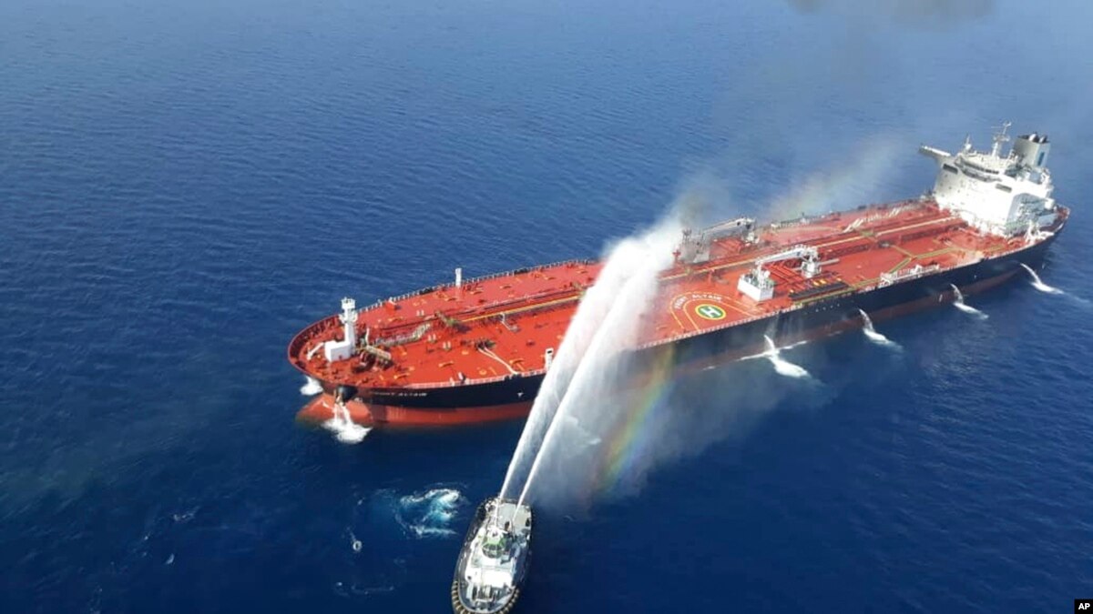 两艘油轮阿曼湾遇袭 美国称伊朗是幕后黑手