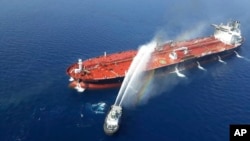 Корабель іранських ВМС гасить пожежу на танкері в Оманській затоці