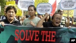 Protesters march toward the U.S. embassy on World Climate Day, Dec. 3, 2011.