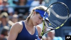 Eugenie Bouchard dari Kanada, kelelahan akibat udara panas dalam pertandingan melawan Ekaterina Makarova dari Rusia di turnamen AS Terbuka (1/9). (AP/John Minchillo)
