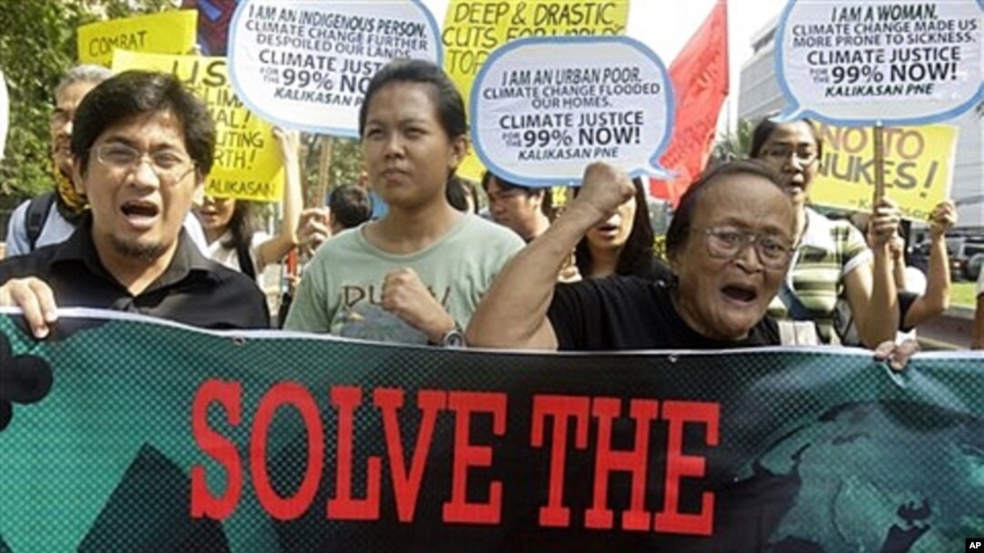 Protesters march toward the U.S. embassy on World Climate Day, Dec. 3, 2011.