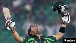 پاکستان کے وکٹ کیپر عمر اکمل 102 رنز کے ساتھ ناٹ آؤٹ رہے۔