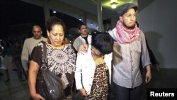 La madre y el hijo de Héctor Camacho en las afueras del centro médico en donde murió el excampeón mundial.