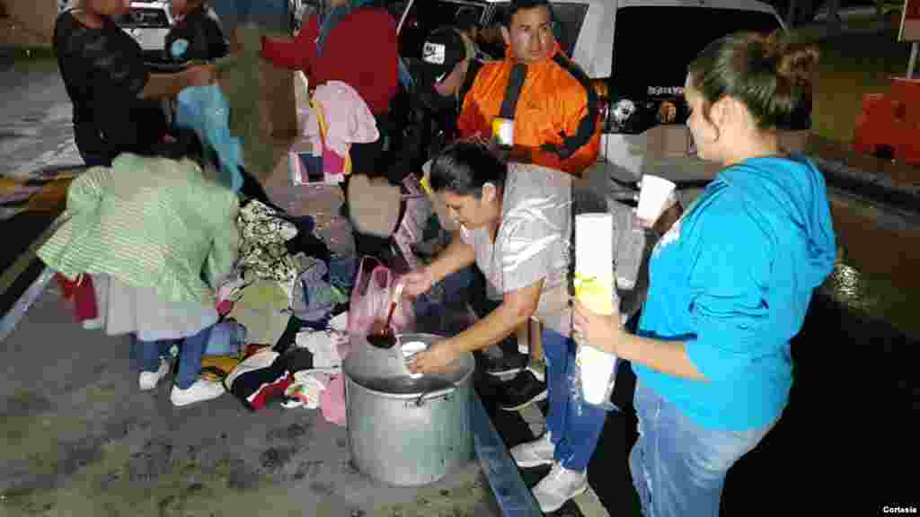 Así pasaron la noche en Centra Norte, en Ciudad de Guatemala, algunos migrantes hondureños que van rumbo a la frontera con México. Foto: Germán Cabrera