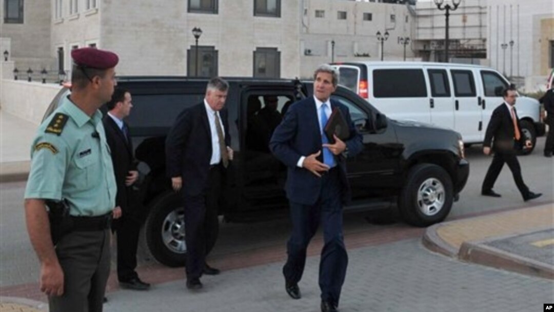 Menlu AS John Kerry terlihat usai pertemuannya dengan Presiden Palestina Mahmoud Abbas, di Ramallah (19/7)