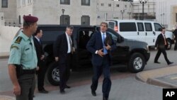 Menlu AS John Kerry terlihat usai pertemuannya dengan Presiden Palestina Mahmoud Abbas, di Ramallah (19/7)