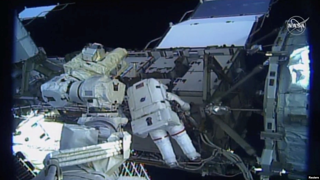 Astronaut AS Jessica Meir di luar stasiun antariksa internasional saat melakukan spacewalk pertama oleh kru perempuan, 18 Oktober 2019. (Foto: NASA via Reuters)
