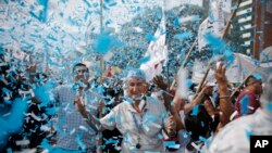 Hujan konfeti berwarna sama dengan bendera Argentina dalam demonstrasi buruh di Buenos Aires, Argentina (7/3). (AP/Victor R. Caivano)