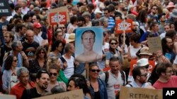 Ribuan pengunjuk rasa menentang reformasi pro-bisnis Presiden Emmanuel Macron dan menuntut lebih banyak keadilan sosial di Paris, Sabtu, 26 Mei 2018.