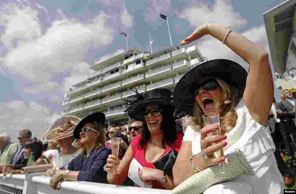 Seorang penonton pacuan kuda bersorak saat menang taruhan dalam pada Ladies Day dalam festival Epsom Derby di Epsom, Inggris Selatan.