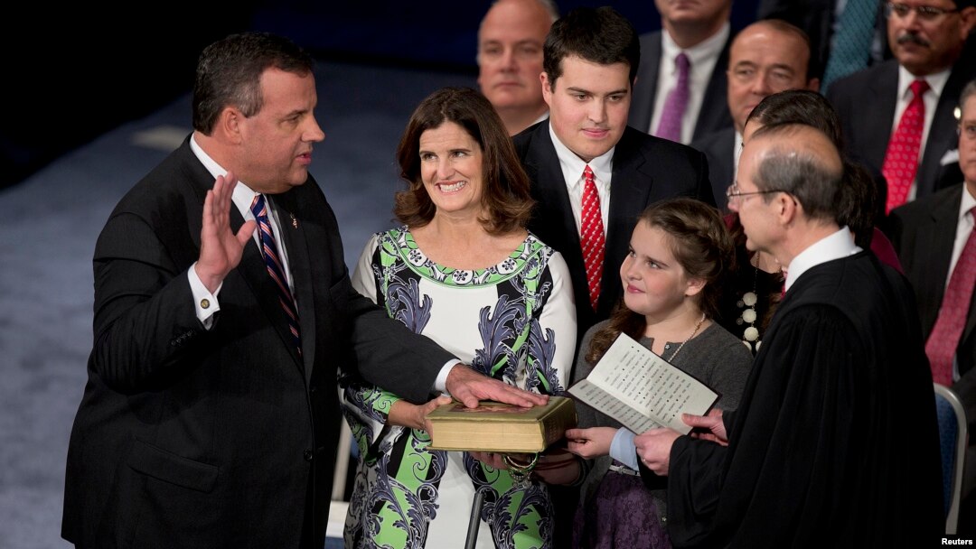 El gobernador Chris Christie presta juramento para un segundo mandato en Trenton, Nueva Jersey.