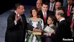 El gobernador Chris Christie presta juramento para un segundo mandato en Trenton, Nueva Jersey.
