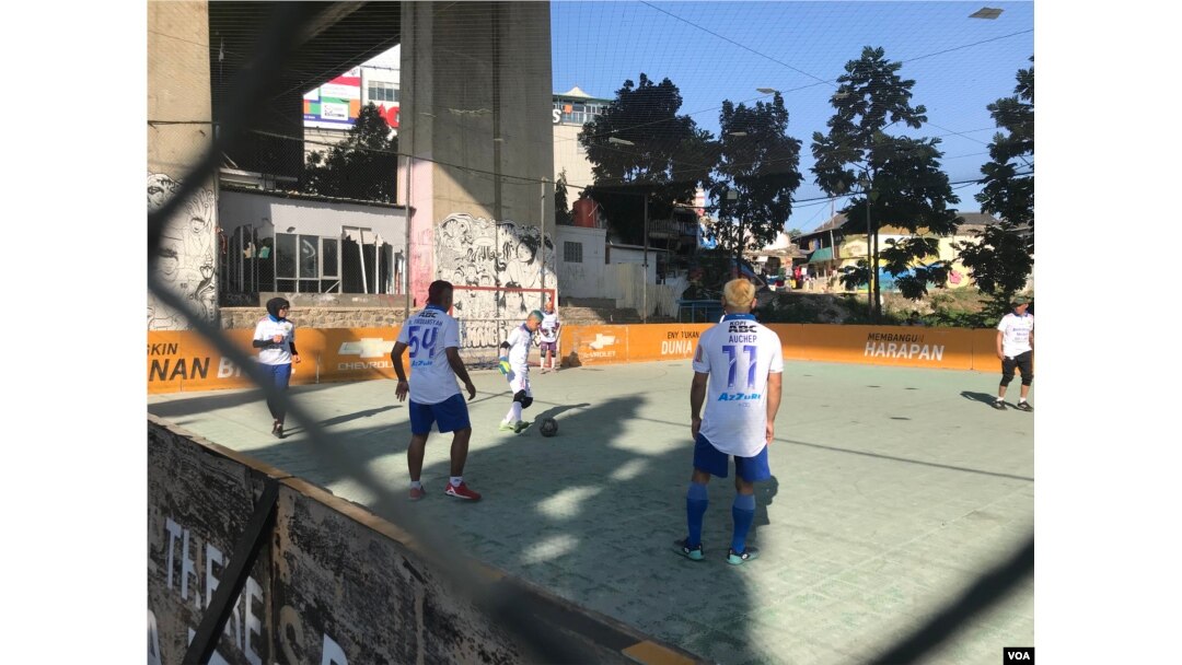 Tim HWC Indonesia berlatih di Lapangan Futsal Bawet, Bandung, Selasa (23/7/2019). Manajer tim mengatakan tim sudah berlatih 40 hari lebih dan sudah siap berlaga. (Foto: Rio Tuasikal/VOA)