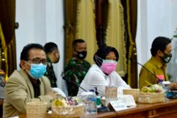 Wali Kota Surabaya Tri Rismaharini saat menghadiri rapat di gedung negara Grahadi, menyepakati berakhirnya PSBB, Senin, 8 Juni 2020. (Foto: Humas Pemkot Surabaya)