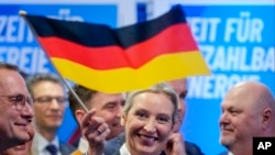 Alice Weidel, pemimpin dari AfD, partai politik Jerman yang berhaluan kanan ekstrem, mengibarkan bendera Jerman di markas partai tersebut di Berlin, pada 23 Februari 2025. (Foto: AP/Michael Probst)