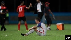 Matt Besler (sentado), de Estados Unidos, en estado de shock tras la derrota contra Trinidad y Tobago, 2 a 1, que dejó al equipo de las barras y las estrellas fuera del Mundial de Rusia 2018.