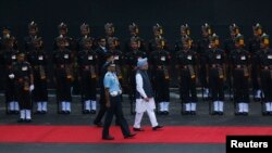 Perdana Menteri India Manmohan Singh (mengenakan turban) tiba di benteng bersejarah Red Fort untuk perayaan hari kemerdekaan India (15/8).