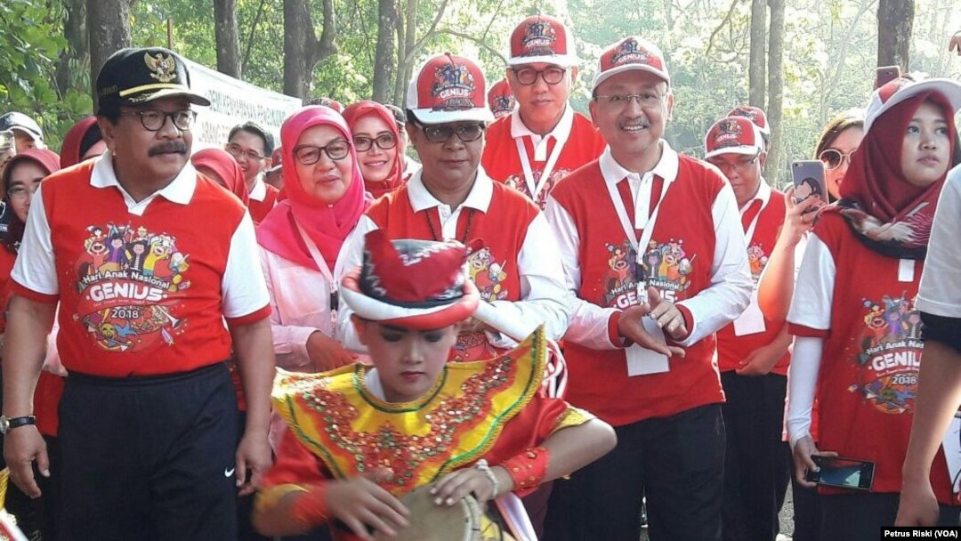 Menteri Pemberdayaan Perempuan dan Perlindungan Anak, Yohana Yambise menghadiri puncak peringatan Hari Anak Nasional 2018 di Pasuruan, Jawa Timur, 23 Juli 2018. (Foto:VOA/Petrus Riski).