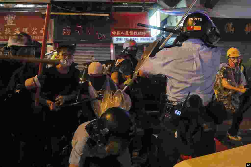 香港警察与抗议者在街头冲突。(2019年8月25日)