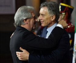 ARCHIVO - En esta foto del 17 de julio de 2019, los ahora expresidentes de Argentina, Mauricio Macri, y de Uruguay, Tabaré Vázquez, se abrazan en la Cumbre del Mercosur en Santa Fé, Argentina.