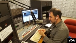 워싱턴 DC에 있는 VOA 방송 스튜디오에서 쿠르드어 방송을 제작하고 있는 루크만 아흐마드.
