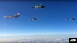 지난 3월 러시아 국방부가 웹사이트에 공개한 동영상에서 Tu-154 정찰기(왼쪽)가 Su-34 폭격기와 함께 비행하고 있다. (자료사진)