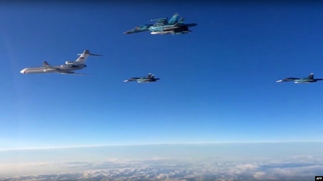 Pesawat-pesawat tempur Rusia Su-34 dan Tupolev Tu-154 meninggalkan pangkalan udara Hmeimim di Suriah menuju Rusia, Selasa (15/3).