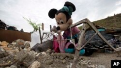 Une poupée Minnie Mouse abandonné dans un lit métallique déformé au milieu des débris d'une maison détruite par l'ouragan Matthew, à Port-a-Piment, un quartier des Cayes en Haïti, 19 octobre 2016. 