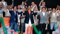 2026年10月4日，在民进党台北市长候选人沈柏洋举行的竞选总部成立大会上，台湾总统赖清德(左)、沈伯洋(中)和台湾行政院长卓荣泰(右)一起欢呼喝彩。