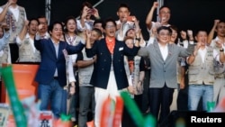2026年10月4日，在民进党台北市长候选人沈柏洋举行的竞选总部成立大会上，台湾总统赖清德(左)、沈伯洋(中)和台湾行政院长卓荣泰(右)一起欢呼喝彩。