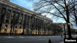 La acusación contra el exfuncionario Charles K. Edwards incluye robo de propiedad del gobierno y fraude electrónico, entre otros delitos, dijo el Departamento de Justicia.