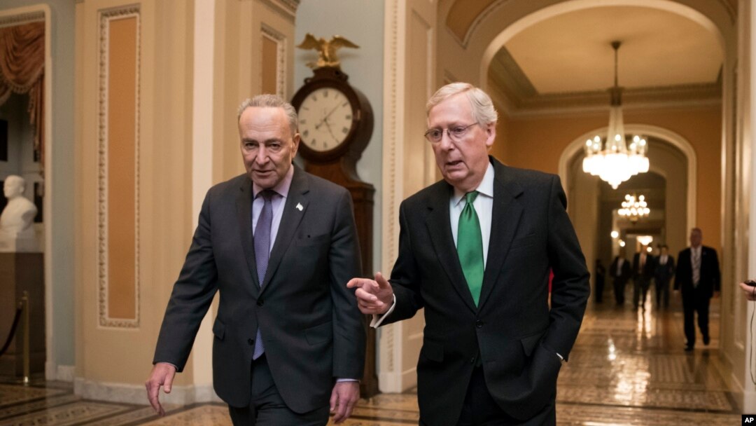 Lãnh tụ khối đa số Thượng viện Mitch McConnell (phải) và lãnh tụ khối thiểu số Thượng viện Chuck Schumer (trái) sau khi Thượng Viện thông qua ngân sách hai năm ngày 7/2/2018.