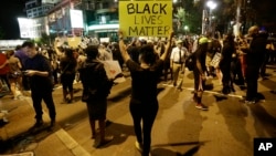 Manifestations à Charlotte suite à la mort d'un noir tué par la police. (AP Photo/Gerry Broome)