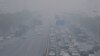 Kabut asap tebal yang menyelimuti ibu kota China setelah kota itu mengeluarkan peringatan polusi udara pertamanya untuk musim dingin, di Beijing, China 26 November 2018. (Foto: REUTERS/Jason Lee)