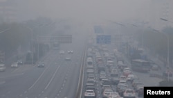 De la fumée, due à la pollution, monte à Bainjing, après que la capitale chinoise a émis sa première alerte à la pollution de l'air pour la saison hivernale, à Beijing, en Chine, le 26 novembre 2018. REUTERS / Jason Lee
