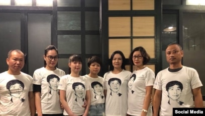 Các blogger ở Hà Nội mặc áo có in hình chân dung tù nhân lương tâm Trần Huỳnh Duy Thức. Facebook Lê Hoàng