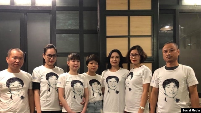 Các blogger ở Hà Nội mặc áo có in hình chân dung tù nhân lương tâm Trần Huỳnh Duy Thức. Facebook Lê Hoàng