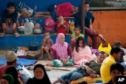 Displaced Marawi City residents rest at an evacuation center in Saguiaran township, Lanao del Sur province, May 28, 2017, in southern Philippines. Tens of thousands of residents are now housed in different evacuation centers as government troops fight to push Islamic State-linked rebels from the city.