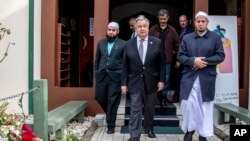 Sekjen PBB Antonio Guterres bersama Imam masjid Al Noor Gamal Fouda (kanan) di Christchurch, Selandia Baru, Selasa (14/5).