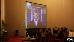 Stephen P. Groff, Wakil Presiden ADB, hadir melalui konferensi video mengenai sejarah kemitraan ADB dengan Kamboja di Phnom Penh, 5 Oktober 2016. (Tum Malis/VOA Khmer)