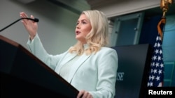 白宫新闻秘书卡罗琳·莱维特在白宫举行的新闻简报会上发言。(2026年3月25日)